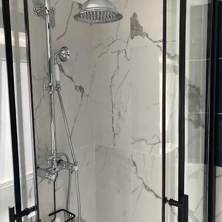 Le Beluga - Proche - *